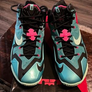 - Worn twice Lebron XI - South Beach